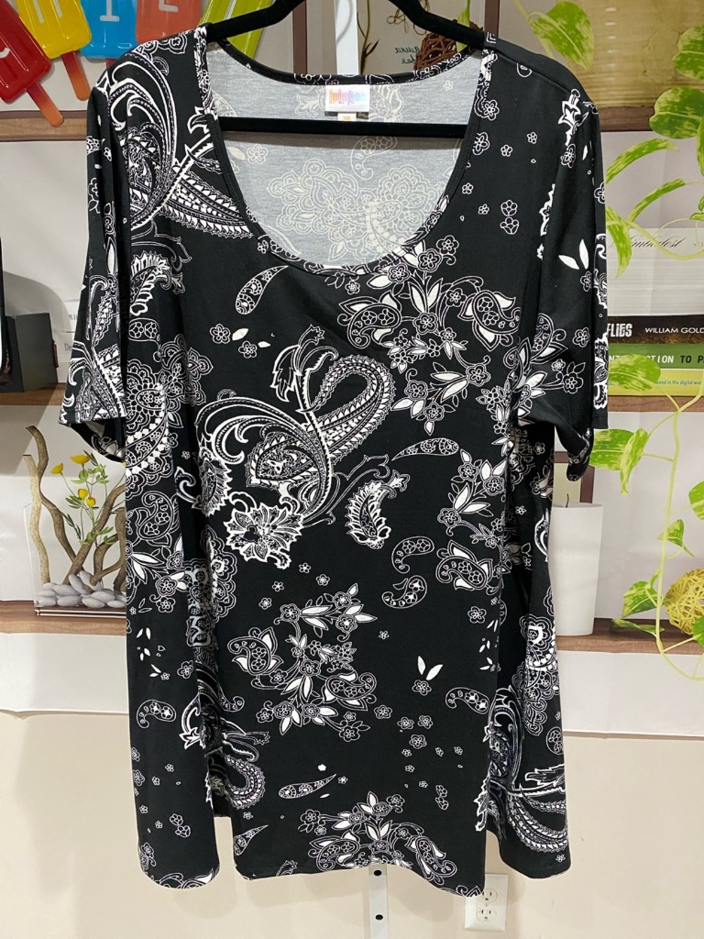 LuLaRoe Black and White Paisley Scoop Neck Short Sleeve Top size 3 X. Ptp is 26